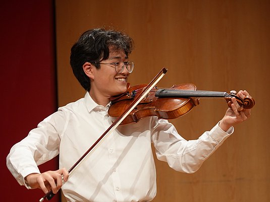 Person spielt Violine