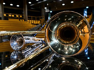Eine Trompete und Posaune liegen auf einem Flügel im Konzertsaal am Standort Köln