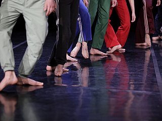 Ausschnitt von Füßen und Beinen der Tanzstudierenden.