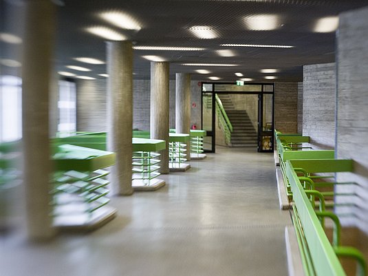 Flur mit grünem Geländer am Standort Köln 
