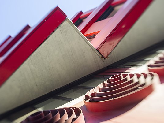 Rote Außenfassade am Standort Köln