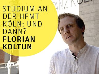 Person steht vor dem Hochschulgebäude und gibt ein Interview