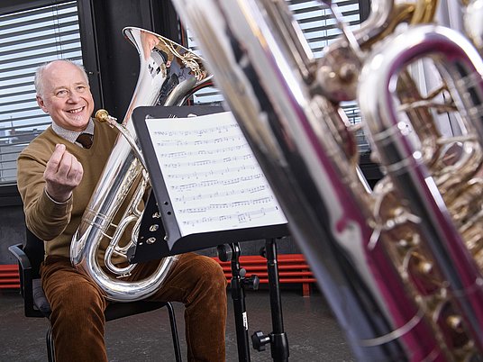 Unterrichtssituation mit Professor und Studierende mit dem Instrument Tuba.