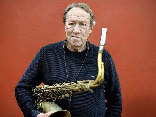 Prof. Engstfeld mit einem Saxophon