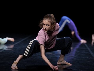 Gruppe Tanzstudierende bei einer Aufführung.