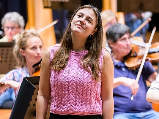 Singende Person mit Orchester