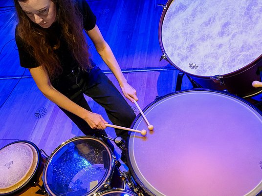 Person spielt Schlagzeug