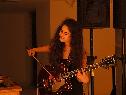 Person mit einer Gitarre 