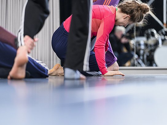 Ausschnitt Tanzstudierende Studierende beugt sich Richtung Boden