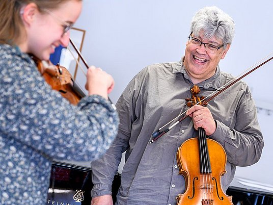 Unterrichtssituation Violine mit Professor und einer Studierenden.