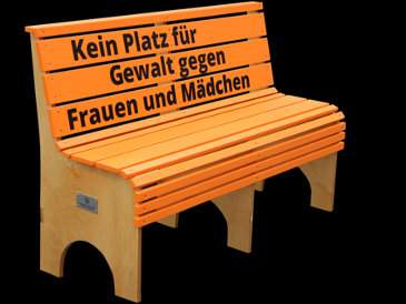 Orange Sitzbank, schwarzer Hintergrund, Text auf der Bank "Kein Platz für Gewalt gegen Frauen und Mädchen"
