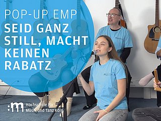 Titelbild mit musizierenden Studierenden