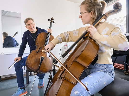 Unterrichtssituation Violoncello mit einem Professor und einer Studierenden.