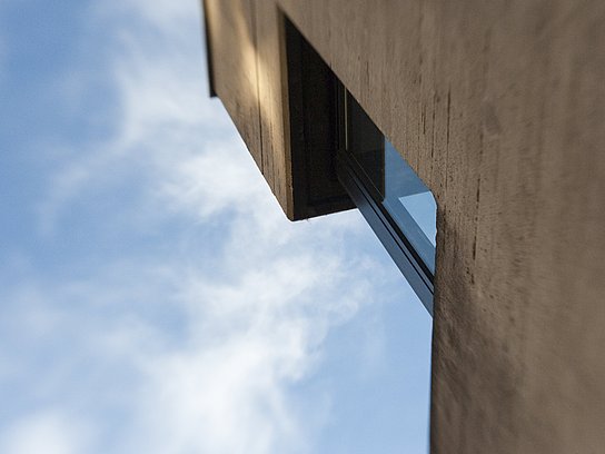 Gebäude am Standort Köln mit Himmel im Hintergrund