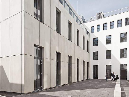Zeigt den Innenhof vom Standort Aachen.