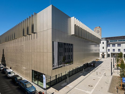 Zentrum für Zeigenössischen Tanz Ein langgestricktes Gebäude mit großen Fenstern