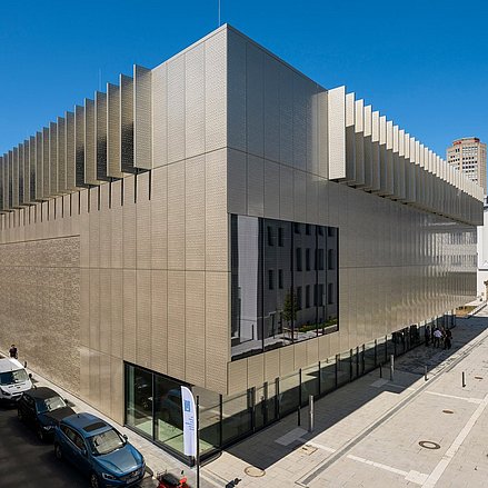 Zentrum für Zeigenössischen Tanz Ein langgestricktes Gebäude mit großen Fenstern