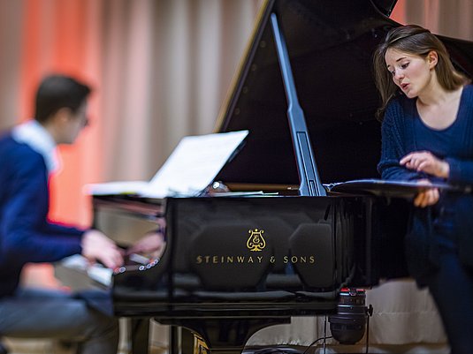 Unterrichtssituation Opernkorrepetition mit zwei Studierenden am Klavier.