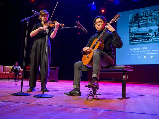Zwei musizierende Personen auf der Bühne