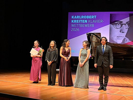 Preisträger*innen Karlrobert Kreiten Wettbewerb 2026 Fünf Personen stehen auf der Bühne