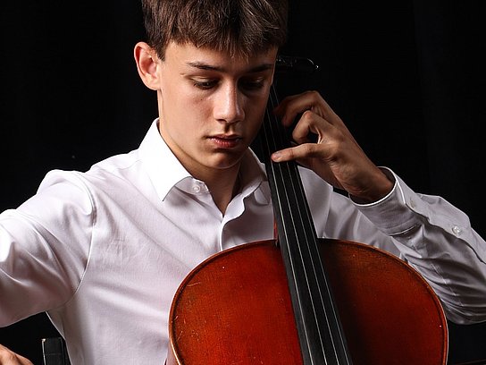Person spielt Violoncello