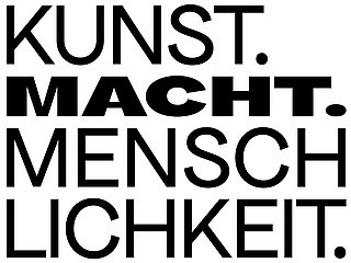 Schwarzer Text auf weißen Hintergrund: Logo: Kunst. Macht. Menschlichkeit.