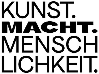 Schwarzer Text auf weißen Hintergrund: Logo: Kunst. Macht. Menschlichkeit.
