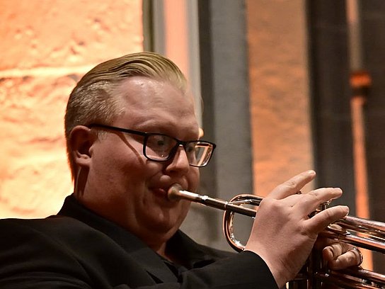Person spielt Trompete