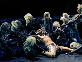 Tanzende Personen auf der Bühne