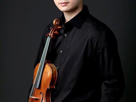 Person mit einer Violine