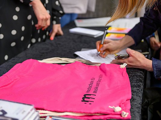 Ein Tisch mit Give aways im Foyer der Hochschule am Standort Köln