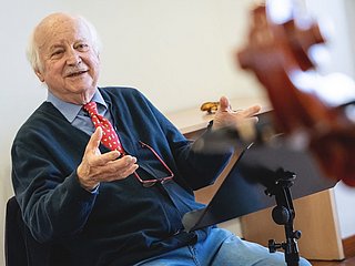 Person sitzt auf einem Stuhl