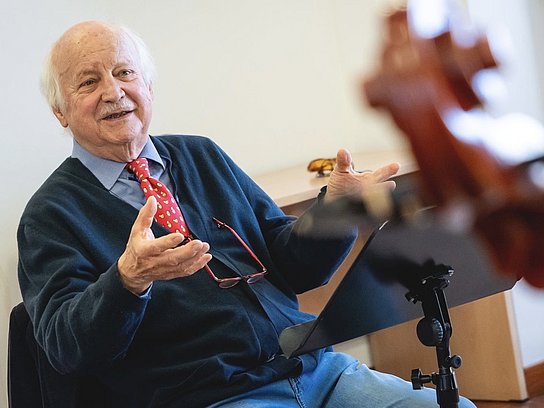 Person sitzt auf einem Stuhl