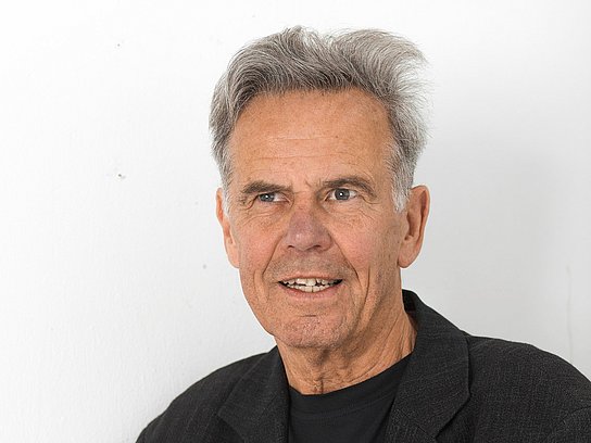 Ältere Person im Anzug