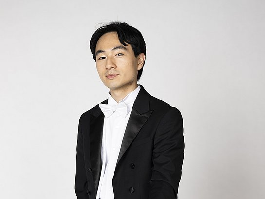 Person mit einer Violine in der Hand