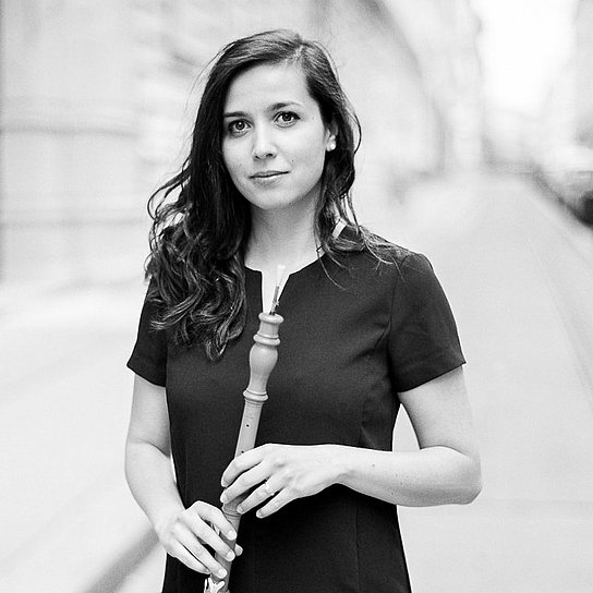 Person hält eine Oboe in der Hand