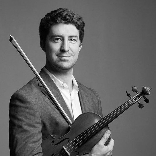 Portrait Prof. Michael Foyle Person mit einer Violine