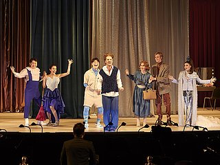 Opernaufführung mit Personen auf der Bühne