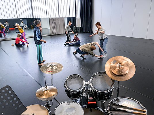 Gruppe Studierende im Studiotheater ZZT im Tanzunterricht.