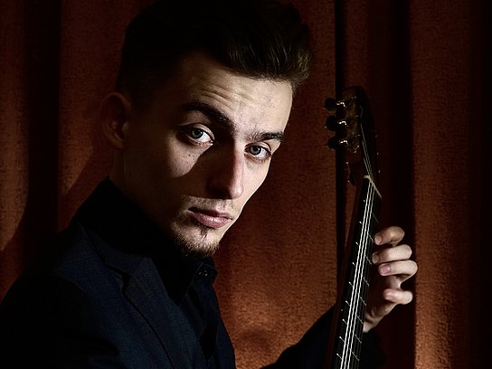 Person mit Gitarre