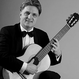 Prof. Gerhad Reichenbach mit einer Gitarre