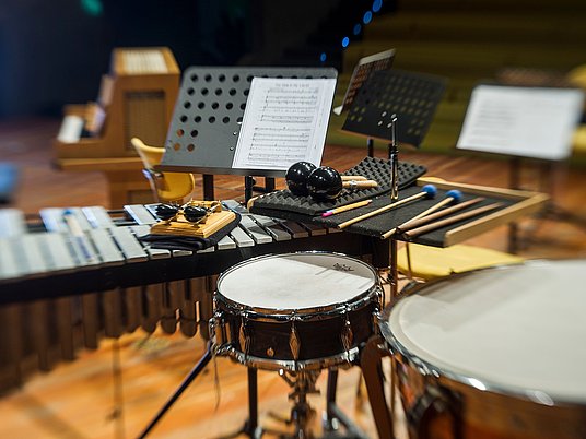 Verschiedene Schlagzeuginstrumente auf der Bühne des Konzertsaals am Standort Köln.