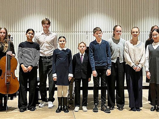 Junge Menschen mit Instrumenten