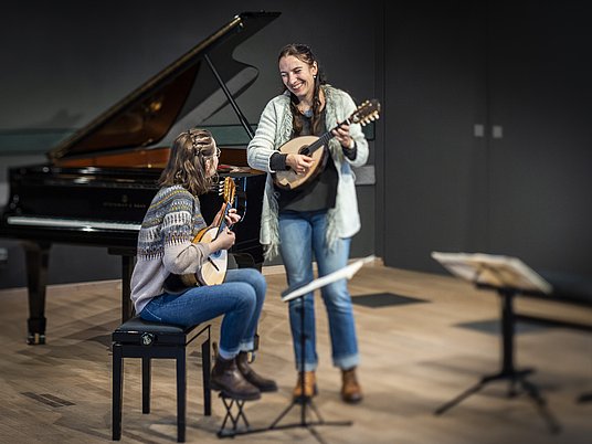 Unterrichtssituation mit zwei Studierenden mit dem Instrument Mandoline