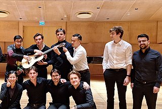 Personen mit Gitarre