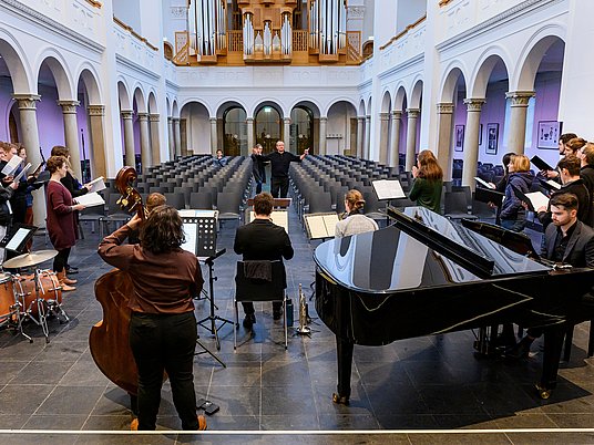 Kleines Ensemble vor dem Altar der Trinitatiskirche.