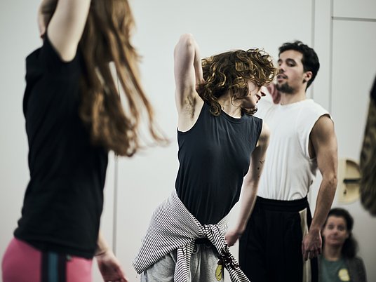 Gruppe Tanzstudierende die eine Choreografie einstudieren.