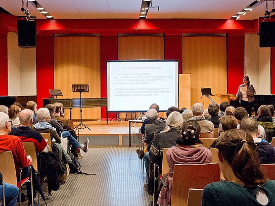Blick auf die Bühne im Kammermusiksaal mit Publikum am Standort Köln