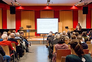 Blick auf die Bühne im Kammermusiksaal mit Publikum am Standort Köln