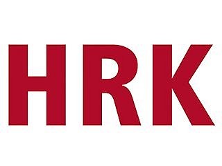 Rote Buchstaben HRK, weißer Hintergrund